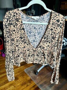 La Hearts Cropped Floral Print V-Neck Peplum Top - Tan/Black